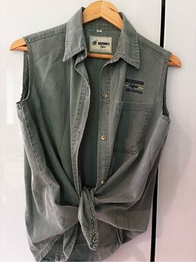 Women’s vintage safari top,  Sleeveless Button-Up Shirt - Green medium